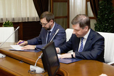 D.Nurgaliev (left), pro-rector on science of the Kazan Federal University, and V.Medvedev, Managing Partner, Gorodissky & Partners (Moscow) are signing the Agreement D.Nurgaliev (left), pro-rector on science of the Kazan Federal University, and V.Medvedev, Managing Partner, Gorodissky & Partners (Moscow) are signing the Agreement